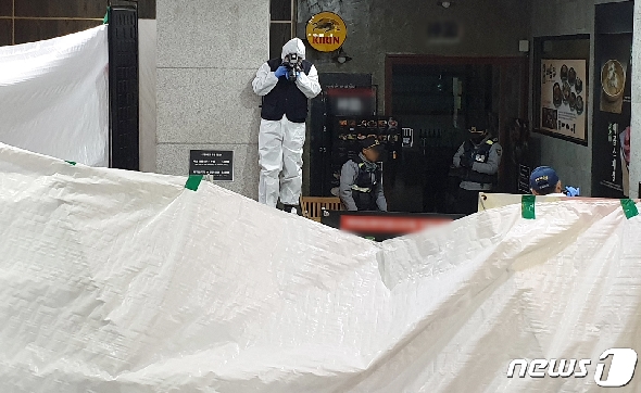 12일 오전 9시 15분쯤 서울 여의도 증권가의 한 빌딩 지하1층 음식점에서 흉기난동이 일어나 1명이 의식불명이고 1명이 중상을 입었다. 경찰이 사건현장에서 현장감식을 하고 있다. 정확한 사건 경위는 파악 중이다.2020.2.12/뉴스1 © News1 황덕현 기자