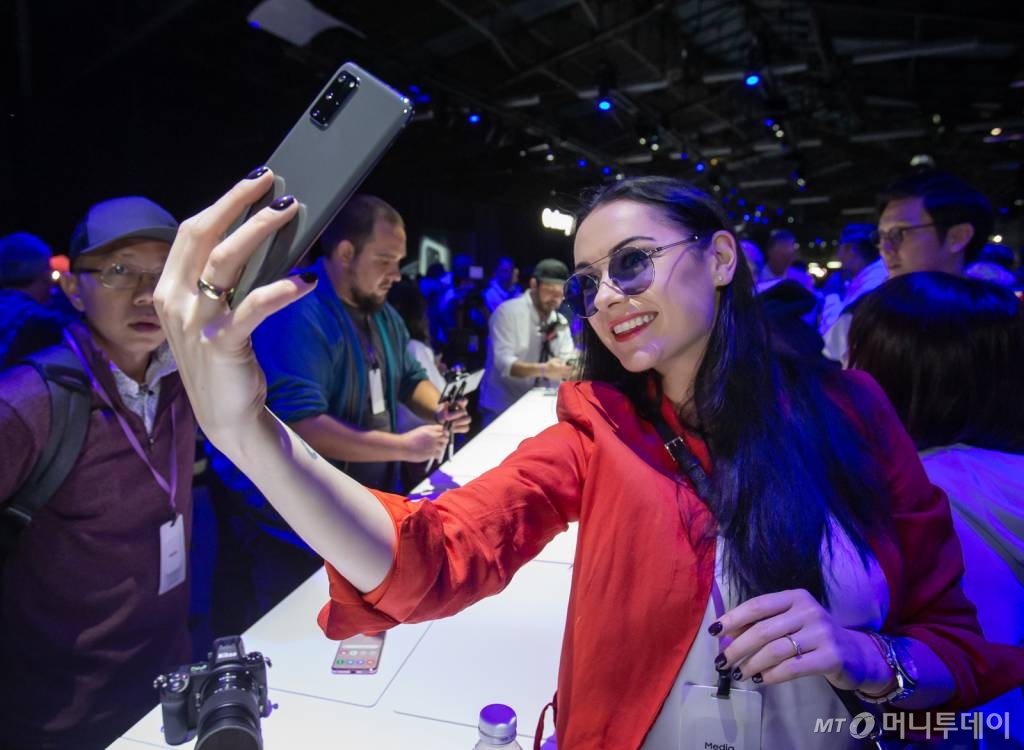 11일(현지시작) 미국 샌프란시스코 팰리스 오브 파인 아트(Palace of Fine Arts)에서<br>진행된 '삼성 갤럭시 언팩 2020' 현장에 참가자들이 제품을 체험하고 있다. / 사진제공=삼성전자