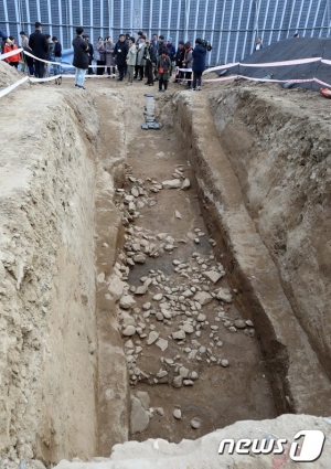 2018년 10월 11일 오후 서울 송파구 풍납토성 서성벽 발굴현장에서 한강문화재연구원 소속 연구원들이 새로 발견된 성벽을 둘러보고 있다. /사진=뉴스1