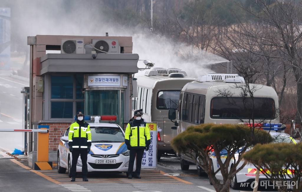 [아산=뉴시스] 이영환 기자 = 중국 우한에서 전세기편을 이용해 귀국한 교민들을 태운 차량이 31일 오후 격리시설인 충남 아산시 경찰인재개발원으로 들어서고 있다. 2020.01.31.   20hwan@newsis.com