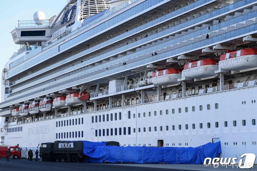 (요코하마 AFP=뉴스1) 우동명 기자 = 10일(현지시간) 신종 코로나바이러스 감염자가 집단 발생한 요코하마항의 크루즈선 다이아몬드 프린세스호에 보행로가 설치되어 있다.   © AFP=뉴스1  <저작권자 © 뉴스1코리아, 무단전재 및 재배포 금지>
