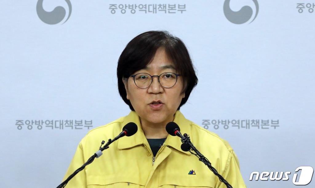 정은경 질병관리본부장이 13일 충북 청주시 오송읍 질병관리본부 브리핑실에서 코로나19(신종코로나) 국내 발생 현황 브리핑을 하고 있다. /사진 = 뉴스 1