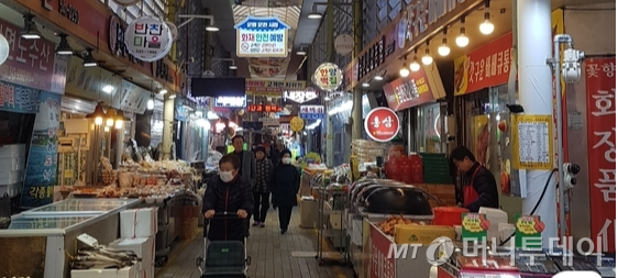 관광객이 줄어들어 평소보다 한산한 아산 온양온천전통시장의 모습.