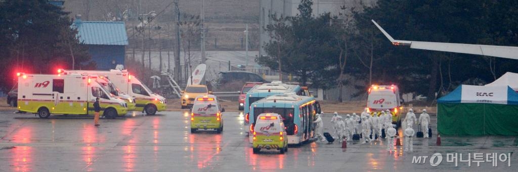  12일 오전 서울 김포국제공항 계류장에서 중국 우한교민 3차 수송에 나선 대한항공 승무원들이 비행을 마친 뒤 공항내 이동버스에 탑승하고 있다. / 사진=김창현 기자 chmt@