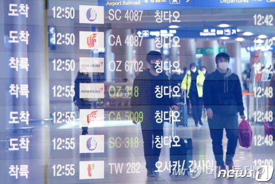 (인천공항=뉴스1) 박지혜 기자 = 정부가 신종 코로나 바이러스가 많이 발생하는 중국 내 다른 위험지역에 대한 입국제한 조치도 상황에 따라 추가로 검토하고 있다고 밝혔다. 10일 인천국제공항 입국장에 관광객들이 입국하고 있다.(사진은 다중노출) 2020.2.10/뉴스1 <저작권자 ⓒ 뉴스1코리아, 무단전재 및 재배포 금지>