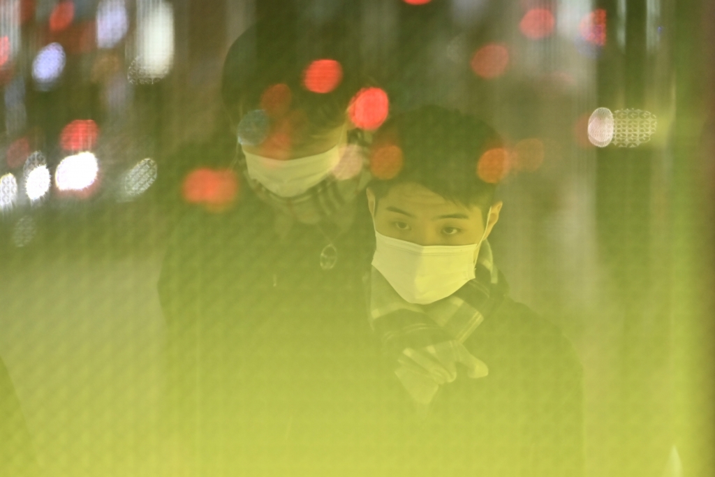 일본 도쿄 긴자에서 사람들이 마스크를 쓰고 지나가고 있다. /사진=AFP