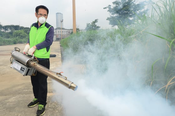 2016년 7월25일 서울 성동구 성수동 뚝섬유수지 체육공원에서 실시된 지카 바이러스 예방을 위한 민관 합동 방역 현장에서 관계자가 방역작업을 하고 있다. /사진=뉴스1