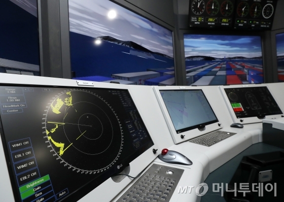 한국도선안전교육연구센터 내 도선시물레이터. 항로를 나타내는 전자해도 등 각종 정보를 나타내는 모니터를 실제 배와 동일하게 재현했다. / 사진=김휘선 기자 hwijpg@
