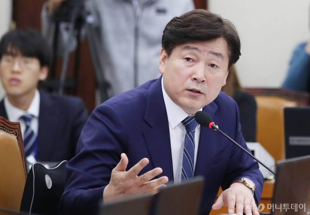 [서울=뉴시스] 김진아 기자 = 기동민 더불어민주당 간사가 30일 서울 여의도 국회에서 열린 보건복지위원회 우한 폐렴(신종 코로나바이러스 감염증) 현안보고 전체회의에서 질의하고 있다. 2020.01.30.   bluesoda@newsis.com