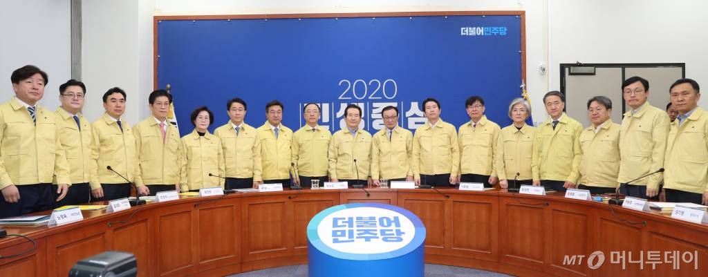 [서울=뉴시스] 고승민 기자 = 정세균(가운데) 국무총리, 이해찬(가운데 오른쪽) 더불어민주당 대표, 김상조(가운데 오른쪽 세 번째) 청와대 정책실장 비롯한 당정청 관계자들이 5일 서울 여의도 국회에서 신종 코로나 바이러스 관련 대응을 안건으로 열린 제2차 고위당정협의회에 참석해 기념촬영을 하고 있다. 2020.02.05.   kkssmm99@newsis.com