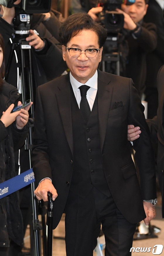 (서울=뉴스1) 구윤성 기자 = 이재현 CJ그룹 회장이 20일 오후 서울 송파구 서울아산병원 장례식장에 마련된 고 신격호 롯데그룹 명예회장 빈소를 찾아 조문한 뒤 장례식장을 나서고 있다. 2020.1.20/뉴스1
