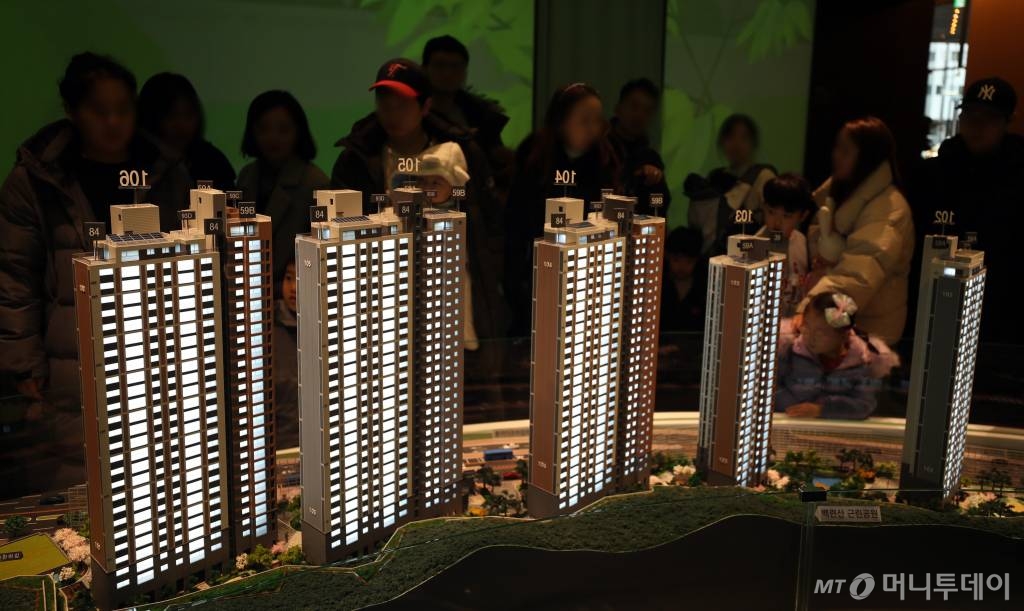 12.16 부동산 대책 발표 이후 첫 주말인 2019년 12월 22일 서울 강남구 신사동 'e편한세상 홍제 가든플라츠' 모델하우스를 찾은 관람객들이 단지 모형을 살펴보고 있다. / 사진=이기범 기자 leekb@