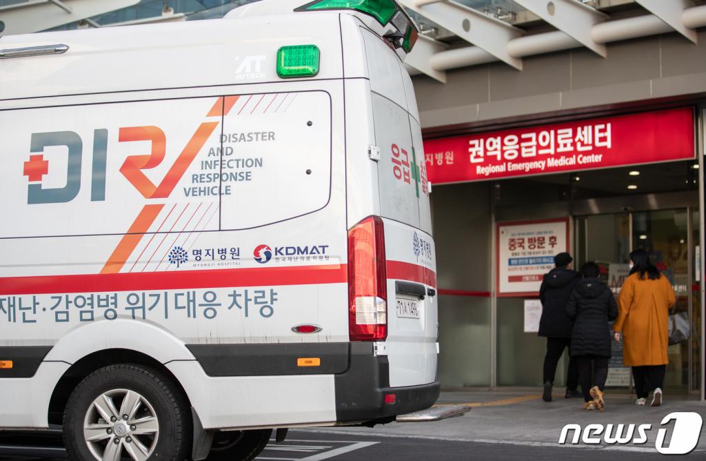 코로나19(신종 코로나바이러스 감염증) 28번째 확진 환자가 발생한 11일 오후 경기도 고양시 덕양구 명지병원에서 마스크를 쓴 시민들이 병원으로 들어가고 있다. /사진=뉴스1