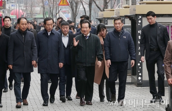  정세균 국무총리가 13일 오전 신종 코로나바이러스 감염증(코로나19) 여파로 어려움을 겪는 서울 마포구 신촌을 찾아 점포를 점검하고 있다. / 사진=김창현 기자 chmt@