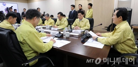 [세종=뉴시스]강종민 기자 = 정세균 국무총리가 14일 오전 정부세종청사에서 열린 신종 코로나바이러스 감염증(코로나19) 대응 중앙사고수습본부 회의에서 모두발언을 하고 있다. 2020.02.14.  ppkjm@newsis.com