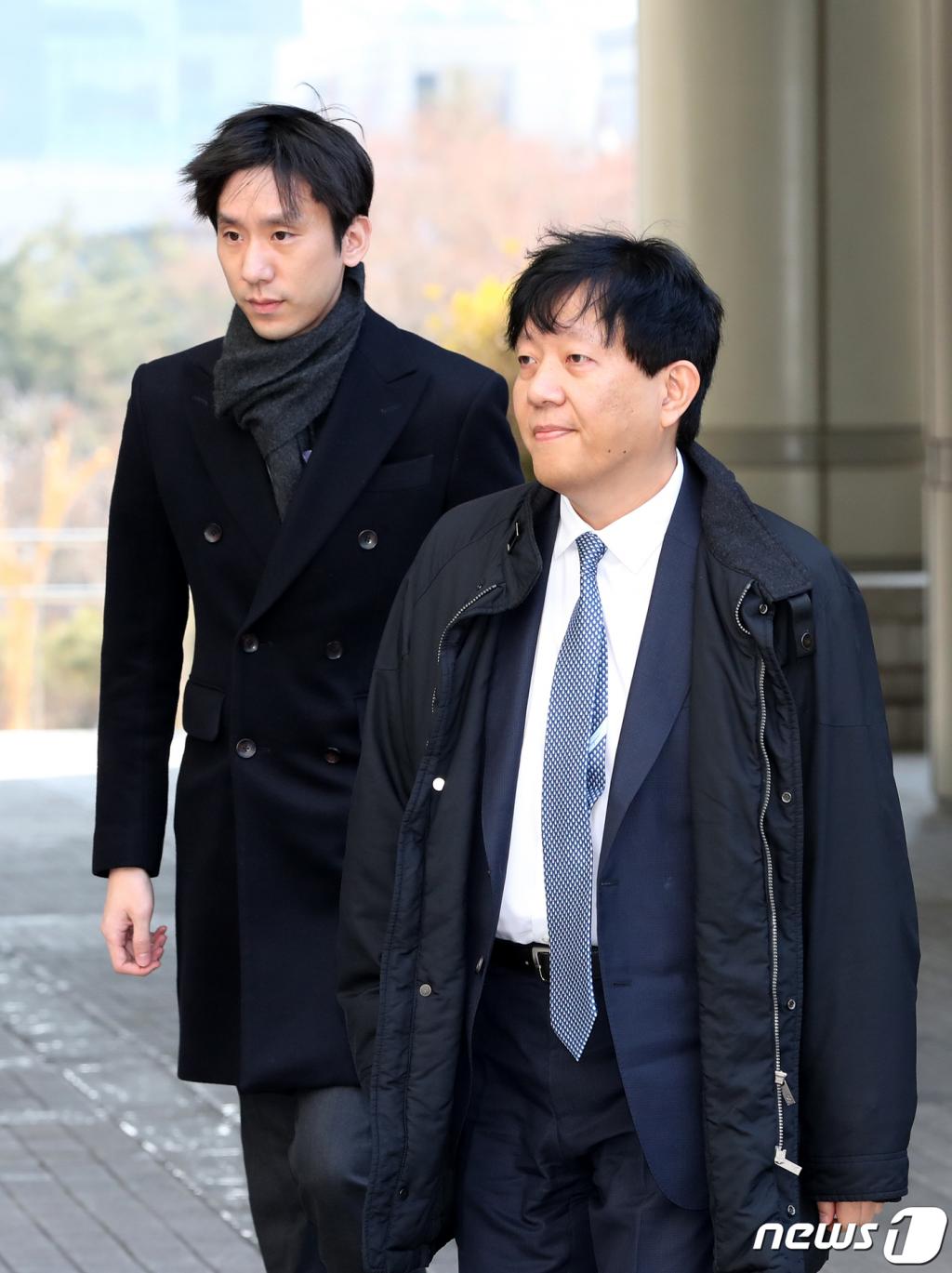 (서울=뉴스1) 이승배 기자 = 이재웅 쏘카 대표(오른쪽)와 박재욱 타다 운영사 VCNC 대표가 10일 오후 서울중앙지방법원에서 열린 '타다 운행 불법' 관련 여객운수사업법위반 위반 결심 공판에 출석하고 있다. 2020.2.10/뉴스1  <저작권자 © 뉴스1코리아, 무단전재 및 재배포 금지>