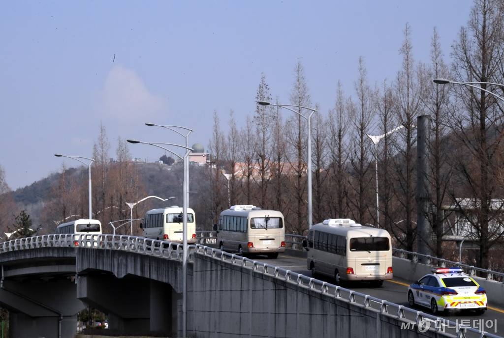 ;중국 우한 거주 한국 교민 수송에 투입된 전세기가 도착한 31일 서울 강서구 김포국제공항에서 버스에 탑승한 교민들이 격리 시설로 이동하고 있다. /사진=이기범 기자 leekb@