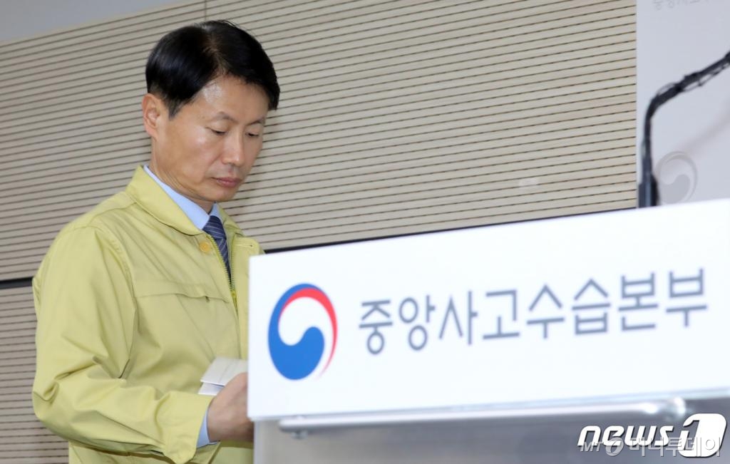 (세종=뉴스1) 장수영 기자 = 김강립 보건복지부 차관이 14일 정부세종청사 보건복지부 브리핑실에서 코로나19(신종코로나) 중앙사고수습본부 정례 브리핑을 하기 위해 단상에 서고 있다. 보건복지부는 충남 아산과 충북 진천에 2주간 격리됐던 1차 귀국 우한 교민들이 코로나19 검사 결과 전원 음성으로 판정돼 내일 퇴소한다고 밝혔다. 오늘까지 추가 확진자는 없어 현재까지 총 확진자는 28명이며 이중 7명은 완치 후 퇴원했다. 2020.2.14/뉴스1 <저작권자 © 뉴스1코리아, 무단전재 및 재배포 금지>