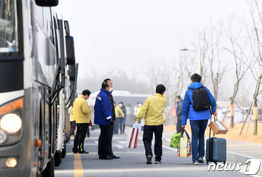 15일 오전 충북 진천군 국가공무원인재개발원에서 코로나19(신종코로나)사태로 인해 2주간 격리생활을 마친 1차 입국 우한 교민들이 퇴소를 위해 버스에 탑승하고 있다. /사진=뉴스1