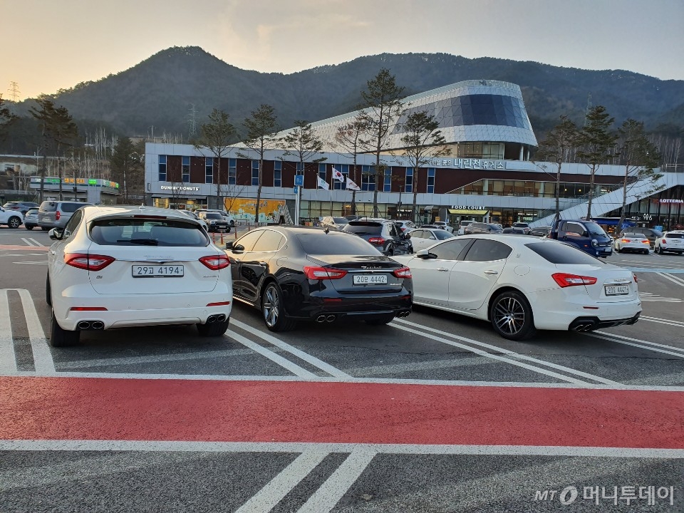 마세라티 디젤 삼총사 뒷모습(왼쪽부터 르반떼, 콰트로 포르테, 기블리)/사진=장시복 기자