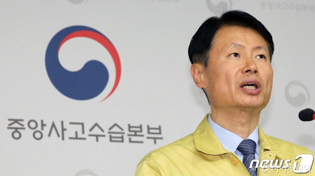 (세종=뉴스1) 장수영 기자 = 김강립 보건복지부 차관이 14일 정부세종청사 보건복지부 브리핑실에서 코로나19(신종코로나) 중앙사고수습본부 정례 브리핑을 하고 있다.   보건복지부는 충남 아산과 충북 진천에 2주간 격리됐던 1차 귀국 우한 교민들이 코로나19 검사 결과 전원 음성으로 판정돼 내일 퇴소한다고 밝혔다. 오늘까지 추가 확진자는 없어 현재까지 총 확진자는 28명이며 이중 7명은 완치 후 퇴원했다. 2020.2.14/뉴스1  <저작권자 © 뉴스1코리아, 무단전재 및 재배포 금지>