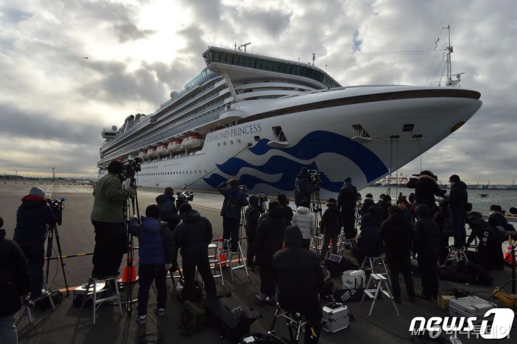 (요코하마 AFP=뉴스1) 우동명 기자 = 6일 (현지시간) 일본의 대형 크루즈선 '다이아몬드 프린세스' 호가 요코하마 항에 도착하자 취재진이 몰려 있다. 3700명이 탄 크루즈선에서는 신종 코로나바이러스 감염자가 모두 20명으로 늘어난 것으로 전해졌다. © AFP=뉴스1 <저작권자 © 뉴스1코리아, 무단전재 및 재배포 금지>