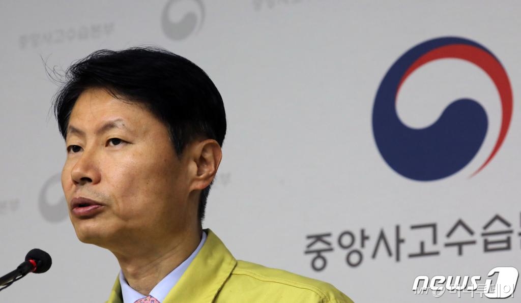 (세종=뉴스1) 장수영 기자 = 김강립 보건복지부 차관이 13일 정부세종청사 보건복지부 브리핑실에서 코로나19(신종코로나) 중앙사고수습본부 정례 브리핑을 하고 있다. 보건복지부는 어제 입국한 3차 교민 중 유증상자였던 5명과 자녀 2명은 전원 음성으로 확인돼 경기 이천 국방어학원 임시생활 시설에 입소했다고 밝혔다. 이와 함께 증상이 없던 140명도 전원 음성으로 확인됐다고 밝혔다. 2020.2.13/뉴스1 <저작권자 © 뉴스1코리아, 무단전재 및 재배포 금지>