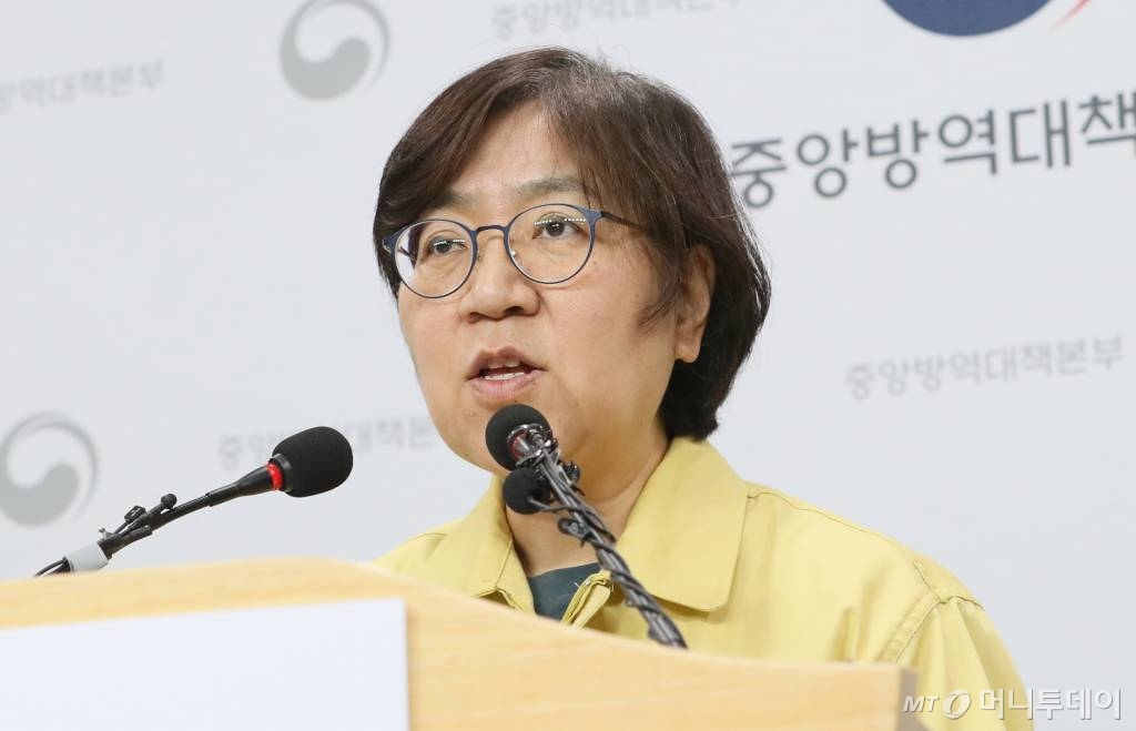 [청주=뉴시스]강종민 기자 = 정은경 중앙방역대책본부장(질병관리본부장)이 13일 오후 충북 청주 질병관리본부에서 신종 코로나바이러스 감염증(코로나19) 국내 발생 현황에 대해 브리핑하고 있다. 2020.02.13.   ppkjm@newsis.com