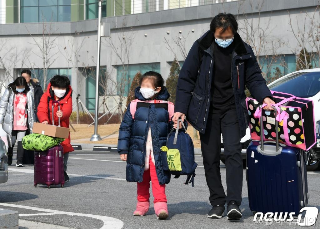 (진천=뉴스1) 김용빈 기자 = 15일 오전 충북 진천군 국가공무원인재개발원에서 코로나19(신종코로나)사태로 인해 2주간 격리생활을 마친 1차 입국 우한 교민들이 퇴소를 위해 버스에 탑승하고 있다. 2020.2.15/뉴스1 <저작권자 © 뉴스1코리아, 무단전재 및 재배포 금지>