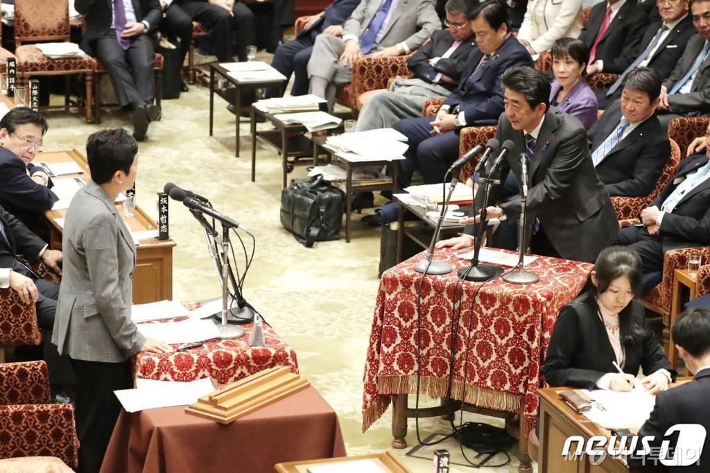 (도쿄 AFP=뉴스1) 우동명 기자 = 아베 신조 일본 총리가 3일 (현지시간) 도쿄 중의원에 출석해 7월 열리는 도쿄올림픽에 신종 코로나바이러스 감염증 확산 사태가 영향을 끼치지 않도록 최선을 다하겠다고 답변하고 있다. © AFP=뉴스1 <저작권자 © 뉴스1코리아, 무단전재 및 재배포 금지>