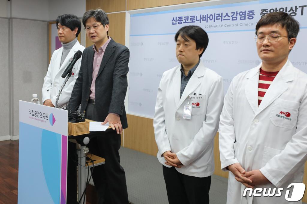 방지환 중앙감염병병원운영센터장(왼쪽 두번째)이 지난 11일 서울 중구 국립중앙의료원에서 열린 신종 코로나바이러스 감염증 중앙임상 TF 브리핑에서 진료지침 등을 설명하고 있다. /사진=뉴스1