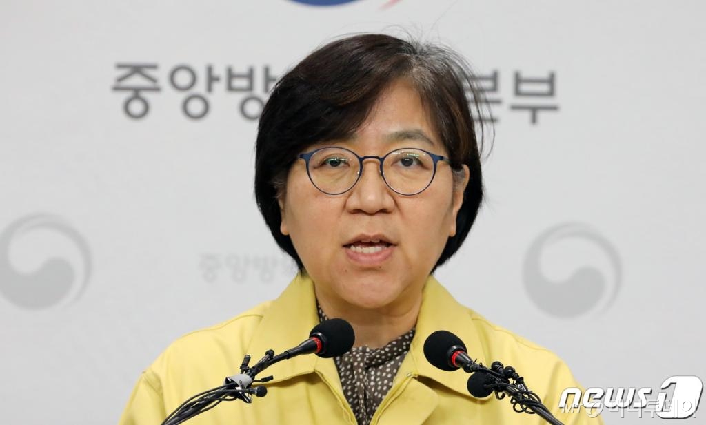 (청주=뉴스1) 장수영 기자 = 정은경 질병관리본부장이 14일 충북 청주시 오송읍 질병관리본부 브리핑실에서 코로나19(신종코로나) 국내 발생 현황 브리핑을 하고 있다. 질병관리본부는 오늘 오전 9시 기준으로 나흘째 발생하지 않으면서 총 감염자 수는 28명을 유지하고 있다고 밝혔다. 더불어 1차 입국 우한 교민 366명 모두 코로나19 검사 결과 음성으로 판정, 15일 격리시설에서 퇴소 및 격리해제될 예정이라고 설명했다. 2020.2.14/뉴스1 <저작권자 © 뉴스1코리아, 무단전재 및 재배포 금지>