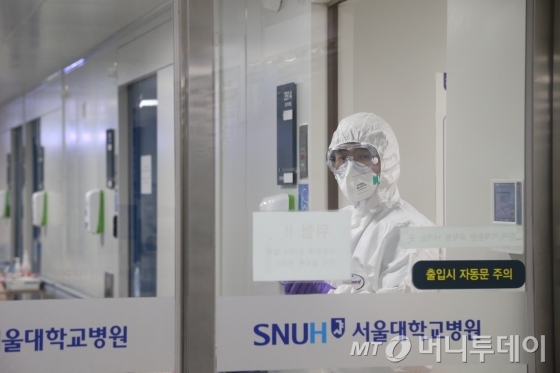 서울대병원 음압병실에서 환자 상태를 체크하고 나오는 의료진. / 사진제공=서울대병원