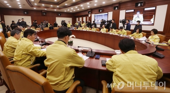  정세균 국무총리가 9일 오후 서울 종로구 정부청사에서 열린 '신종 코로나 바이러스' 대응 확대 중앙사고수습본부 회의에 참석해 모두발언을 하고 있다. / 사진=김휘선 기자 hwijpg@