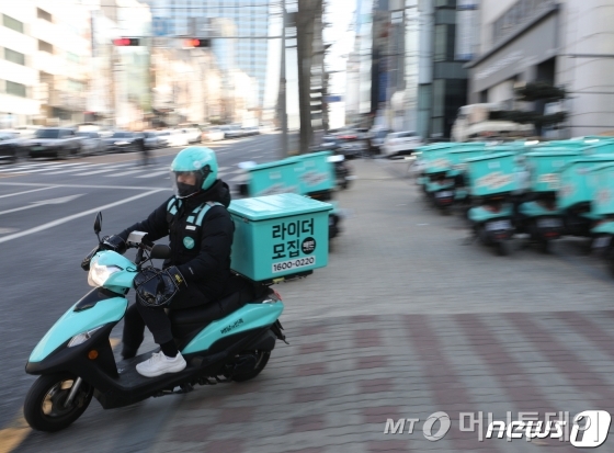 (서울=뉴스1) 신웅수 기자 = 5일 서울 강남구 배민라이더스 남부센터에서 한 직원이 오토바이를 타고 배달에 나서고 있다.  신종 코로나바이러스 확산 우려에 따라 바깥 활동 대신 집에 머물며 음식을 배달해먹는 '집밥족'이 늘어난 것으로 나타났다.  배달 애플리케이션을 운영하는 우아한형제들은 1월 31일~2월 2일 배달의민족 주문량이 약 493만 건으로 한 달 주문량 443만 건보다 11% 증가했다고 밝혔다. 2020.2.5./뉴스1  <저작권자 ⓒ 뉴스1코리아, 무단전재 및 재배포 금지>