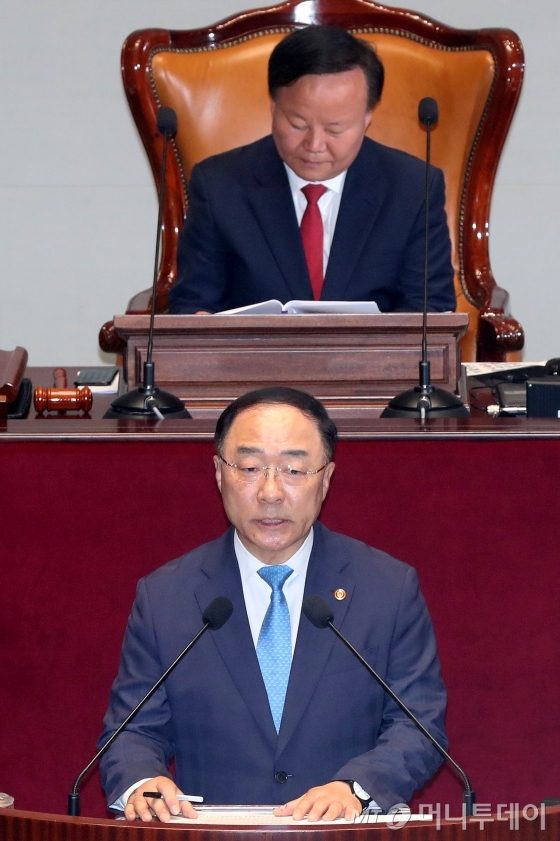  홍남기 경제부총리 겸 기획재정부 장관이 12일 오전 서울 여의도 국회에서 열린 예산결산특별위원회 전체회의에서 추가경정예산(추경)안과 관련한 제안설명을 하고 있다. / 사진=홍봉진 기자 honggga@