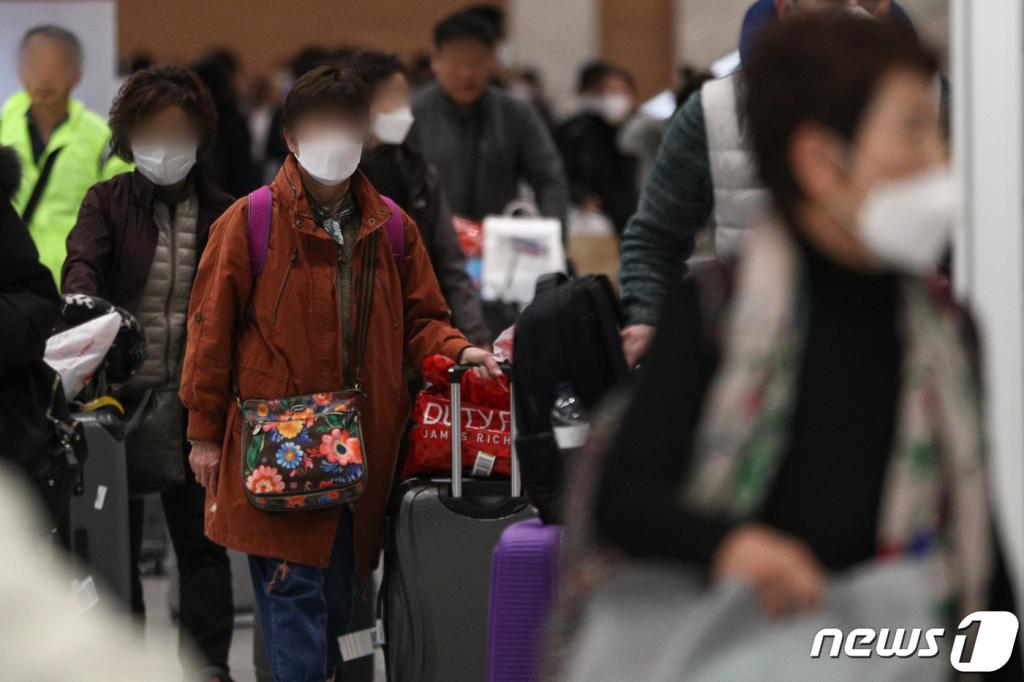 (인천공항=뉴스1) 성동훈 기자 = 16일 오후 일본인 여행객들이 인천국제공항 제2터미널을 통해 입국하고 있다. 일본에서 감염 경로를 확인 할 수 없는 신종 코로나바이러스 감염증(코로나19·COVID-19) 환자가 속출하고 있어 우리 정부의 대응에 귀추가 주목되고 있다. 2020.2.16/뉴스1 <저작권자 © 뉴스1코리아, 무단전재 및 재배포 금지>
