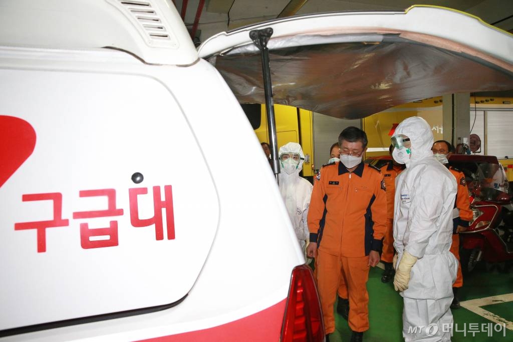 [서울=뉴시스]김근현 기자 = 신열우 서울소방재난본부장이 13일 서울 강서소방서를 방문해 신종 코로나바이러스 감염증(코로나19) 의심환자 이송을 위한 전문구급대를 점검하고 있다. (사진=서울시 소방재난본부 제공) 2020.02.13.  photo@newsis.com