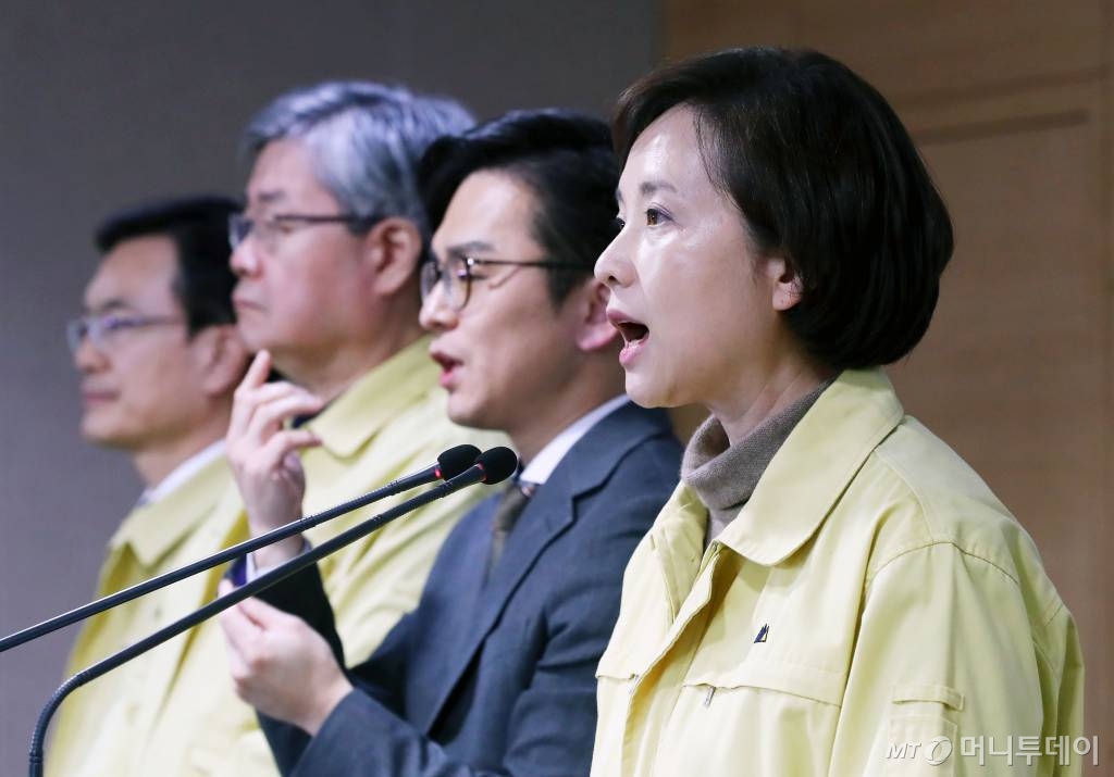 [서울=뉴시스]홍효식 기자 = 유은혜 사회부총리 겸 교육부 장관이 16일 오후 서울 종로구 정부서울청사 합동브리핑실에서 신종 코로나바이러스 감염증(코로나19) 확대 중앙사고수습본부 회의 결과 브리핑을 하고 있다. 왼쪽부터 조세영 외교부 제1차관, 이재갑 고용노동부 장관, 수화통역사, 유은혜 교육부 장관. 2020.02.16.   yesphoto@newsis.com