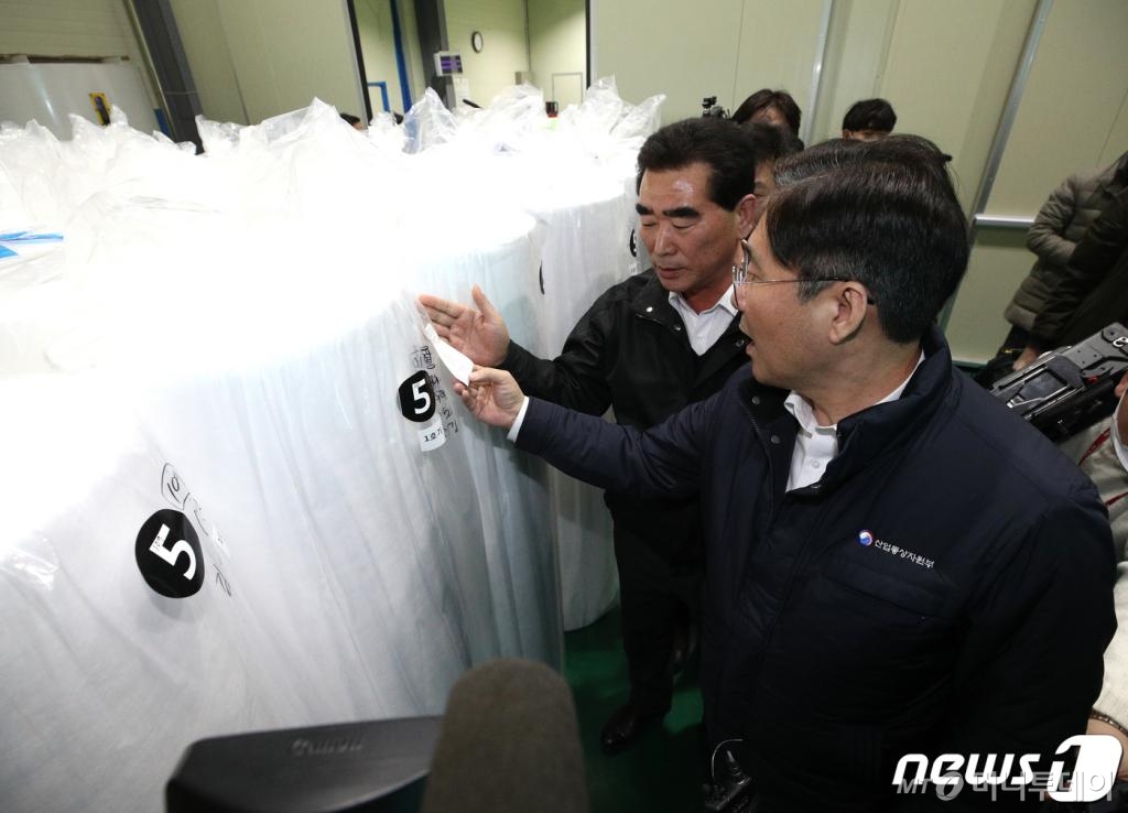 성윤모 산업통상부장관이 4일 오후 경기 포천시 화현면에 위치한 보건용 마스크 원자재 생산업체 이엔에치를 찾아 헤파필터 생산 라인을 살펴보고 있다.   성 장관은 신종 코로나바이러스 확산 우려로 보건용 마스크 품귀 현상이 빚어지자 원활한 공급을 당부하고 나섰다. 2020.2.4/사진=뉴스1