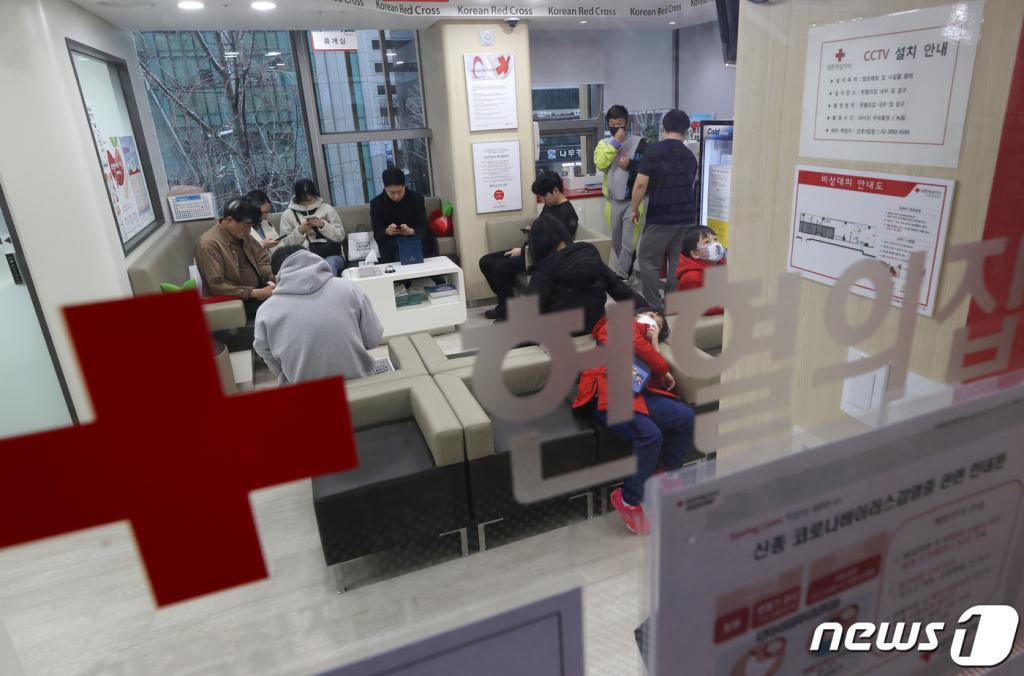 지난 16일 오후 서울 종로구 헌혈의집 광화문점에서 시민들이 헌혈을 기다리고 있다. 이 센터 자원봉사자는 "코로나19로 인한 혈액 부족 사태 보도가 나간 이후 헌혈 지원자 수가 최근 다시 늘어나고 있다"고 밝혔다. /사진=뉴스1