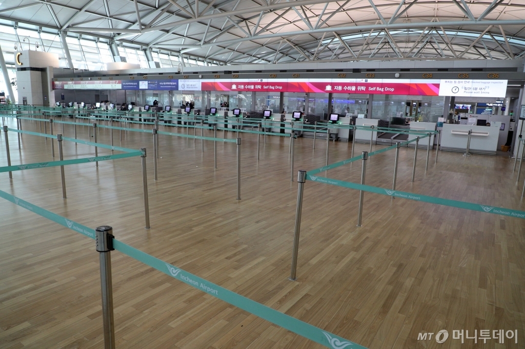 코로나-19(신종 코로나바이러스 감염증)확진자가 확산된 가운데 지난달 30일 인천국제공항 탑승수속 대기 공간이 한산한 모습을 보이고 있다. /사진제공=뉴스1
