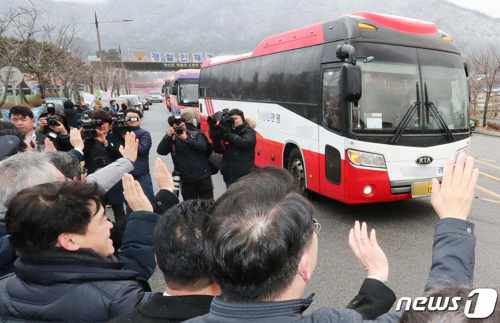 (아산=뉴스1) 김기태 기자 = 16일 오전 충남 아산시 경찰인재개발원에서 아산시 주민들이 코로나19(신종코로나)사태로 인해 2주간 격리생활을 마친 2차 입국 우한 교민들을 배웅하고 있다. 2020.2.16/뉴스1 <저작권자 © 뉴스1코리아, 무단전재 및 재배포 금지>