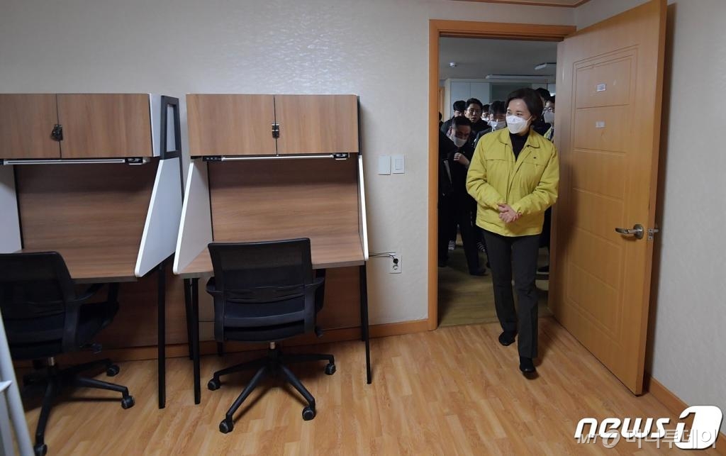 (서울=뉴스1) 허경 기자 = 유은혜 사회부총리 겸 교육부 장관이 13일 서울 종로구 성균관대학교를 방문해 외국인 기숙사를 둘러보고 있다. 2020.2.13/뉴스1  <저작권자 © 뉴스1코리아, 무단전재 및 재배포 금지>