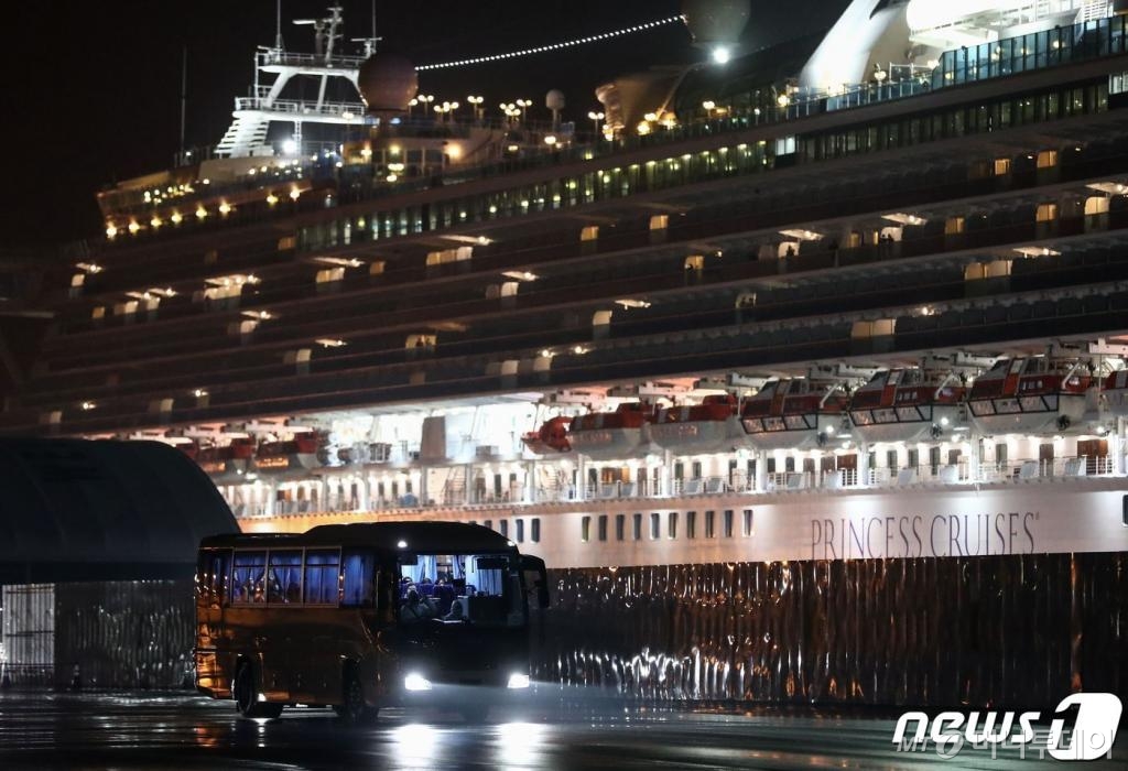(요코하마 AFP=뉴스1) 우동명 기자 = 17일 (현지시간) 코로나19 환자가 집단 발생한 요코하마항에 정박 중인 크루즈선 다이아몬드 프린세스호에 탑승한 미국인을 전세기로 귀국시키기 위해 버스가 대기하고 있다.   © AFP=뉴스1  <저작권자 © 뉴스1코리아, 무단전재 및 재배포 금지>
