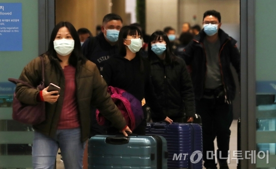 문재인 대통령이 22일 오전 충남 천안 엠이엠씨(MEMC)코리아 공장에서 불화수소 에칭 공정을 시찰하고 있다. (청와대 제공) 2019.11.22/뉴스1  <저작권자 ⓒ 뉴스1코리아, 무단전재 및 재배포 금지>