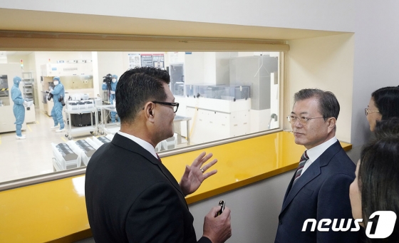 (서울=뉴스1) = 성윤모 산업통상자원부 장관이 6일 오후 신종 코로나바이러스 감염증 발생으로 인한 대(對)중국 수출 관련 물류상황 점검을 위해 부산북항 신선대터미널을 방문해 현장을 둘러보고 있다. (산업통상자원부 제공) 2020.2.6/뉴스1  <저작권자 © 뉴스1코리아, 무단전재 및 재배포 금지>