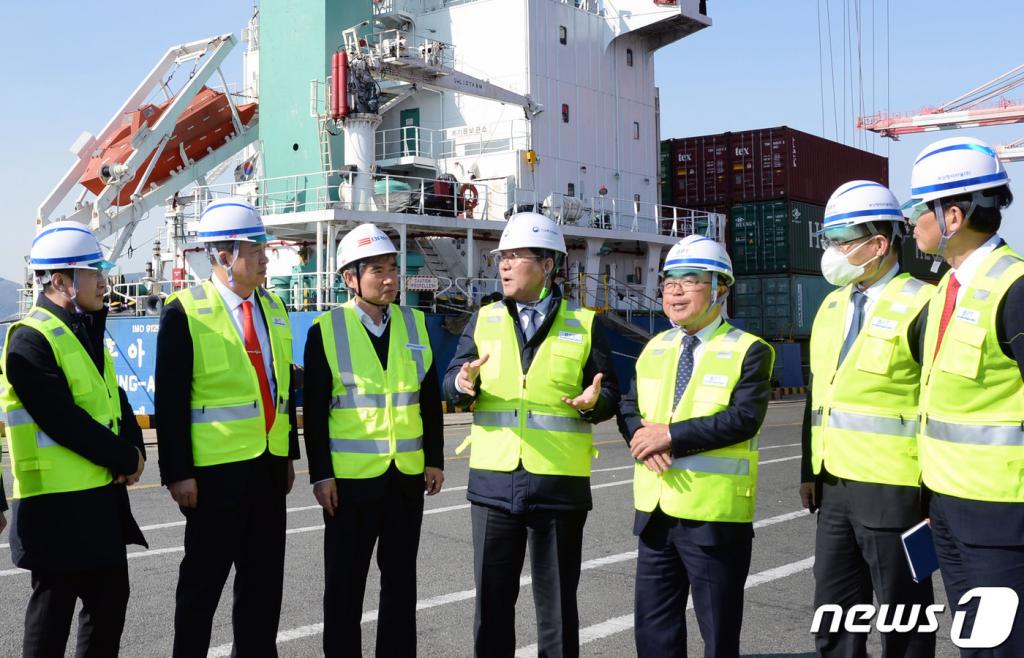 [서울=뉴시스]배훈식 기자 = 홍남기 경제부총리 겸 기획재정부 장관이 17일 청와대 영빈관에서 열린 기획재정부, 산업통상자원부, 중소벤처기업부, 금융위원회 부처 업무보고에 참석해 기재부 업무보고를 하고 있다. 2020.02.17.   dahora83@newsis.com