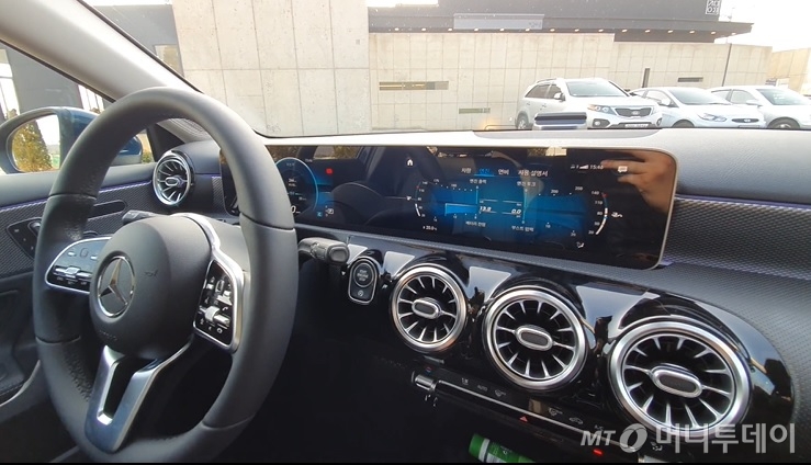 벤츠 'A220 세단' 디스플레이 및 운전석 모습. /사진=이건희 기자