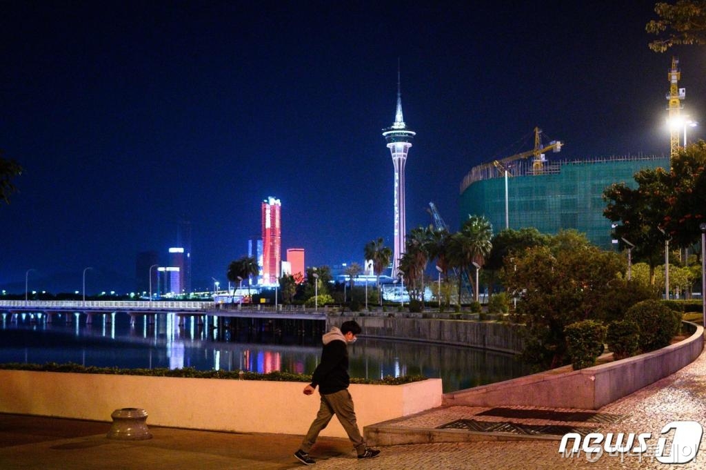 (마카오 AFP=뉴스1) 우동명 기자 = 30일 (현지시간) 신종 코로나바이러스인 ‘우한폐렴’ 감염 우려로 인적이 끊긴 마카오 해변을 마스크 쓴 시민이 산책을 하고 있다. © AFP=뉴스1 <저작권자 © 뉴스1코리아, 무단전재 및 재배포 금지>